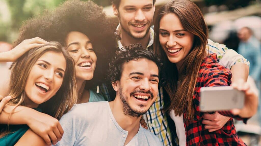 Vários amigos tirando uma selfie.