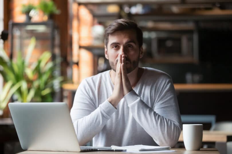 Um homem, num ambiente de trabalho, exibindo um rosto pensativo.