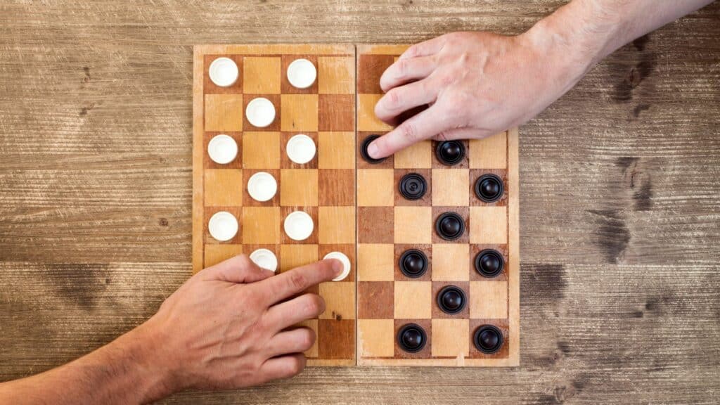 Homens jogando damas.