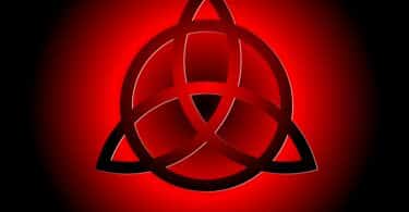 Imagem de triquetra vermelha com fundo preto