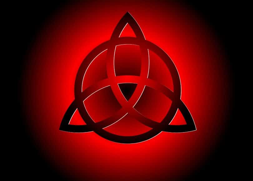 Imagem de triquetra vermelha com fundo preto