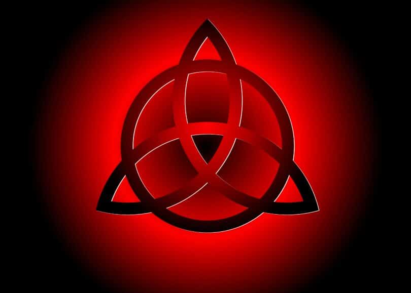 Imagem de triquetra vermelha com fundo preto