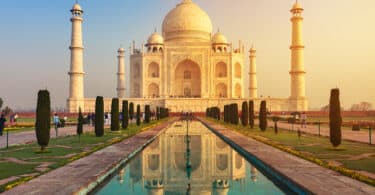 Taj Mahal com um céu azul no fundo