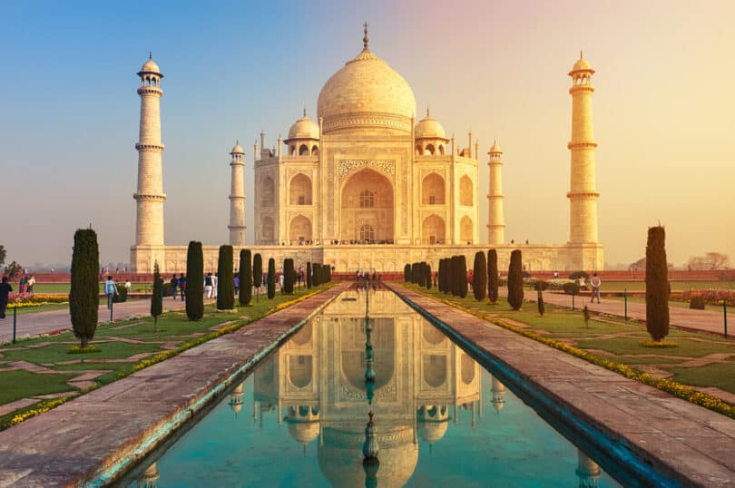 Taj Mahal com um céu azul no fundo
