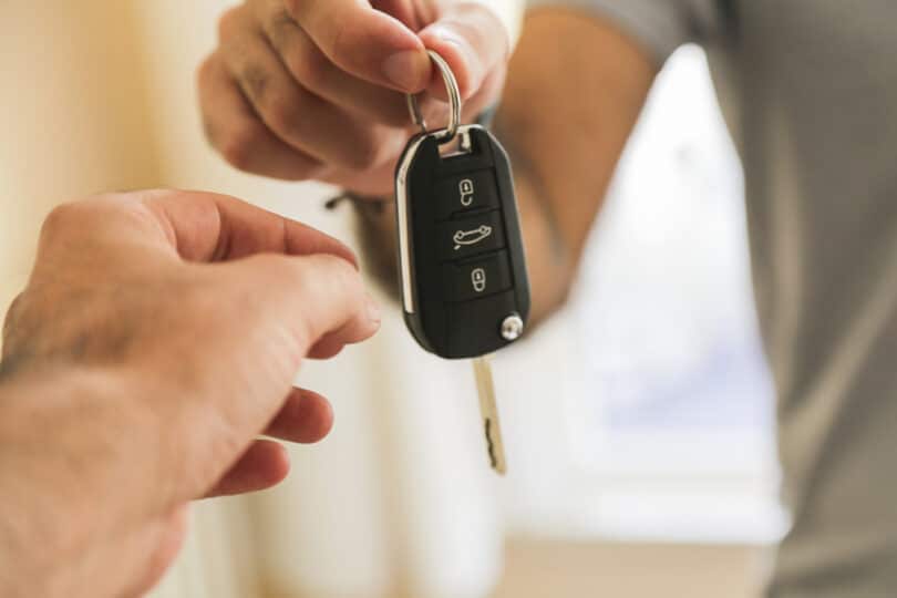 Mão de masculina dando chave do carro