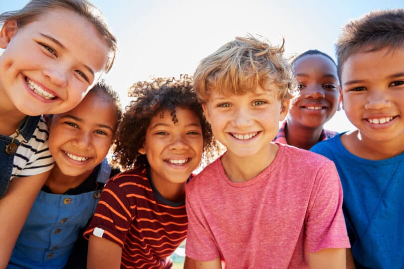 Crianças diversas sorrindo para a foto