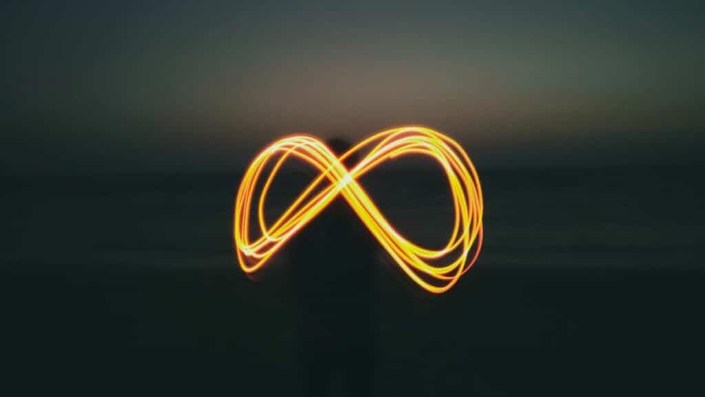 Simbolo do infinito amarelo feito à laser