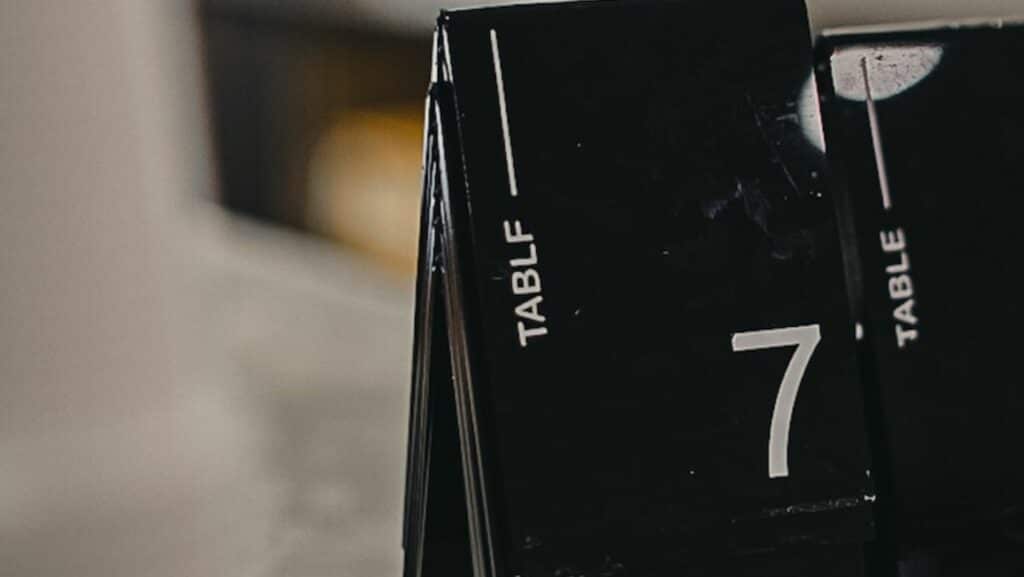 Placa de mesa de restaurante com número 7