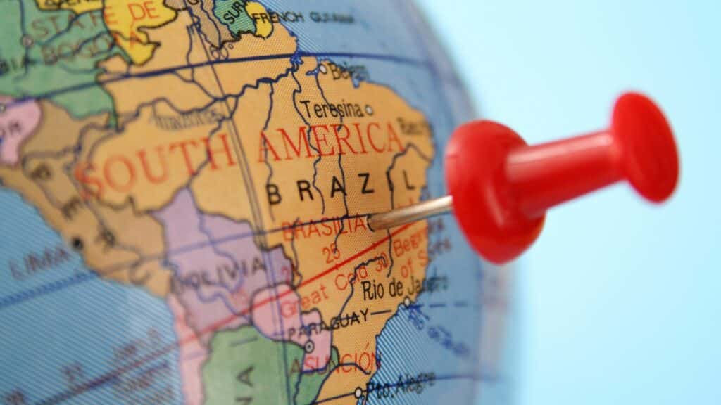 O mapa do Brasil pinado num globo terrestre de plástico.