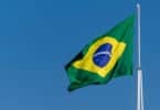 A bandeira do Brasil drapejando num estandarte.