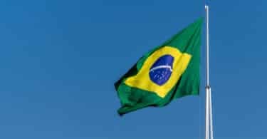 A bandeira do Brasil drapejando num estandarte.