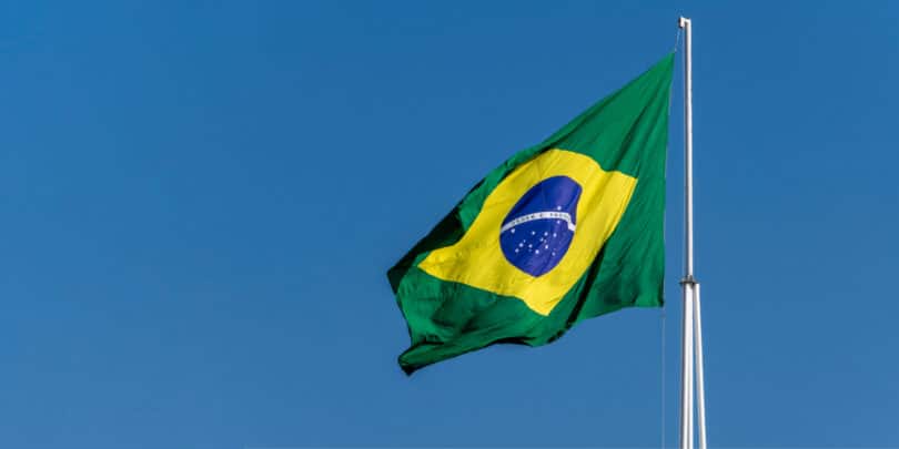 A bandeira do Brasil drapejando num estandarte.