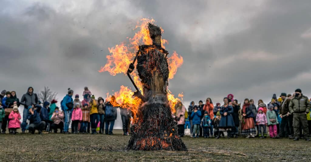 Boneco de palha sendo queimado.