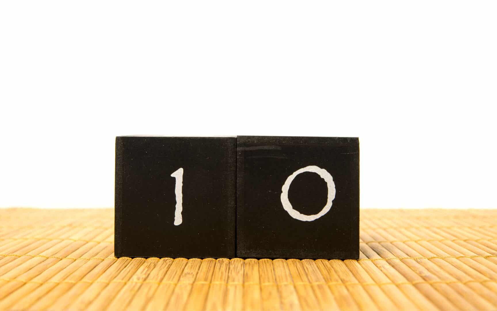 O número 10 inscritos em blocos pretos.