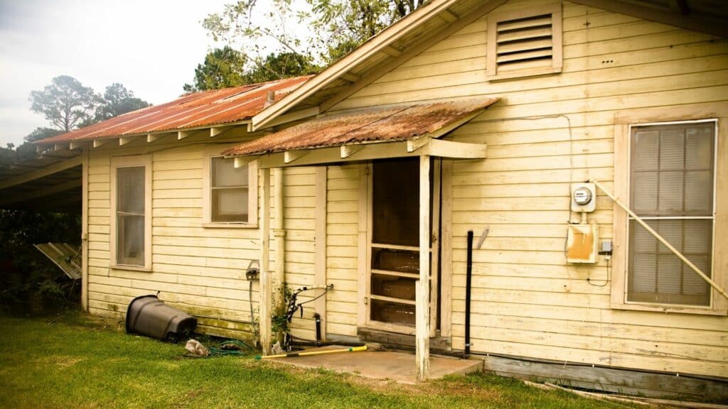 Uma casa velha e abandonada.