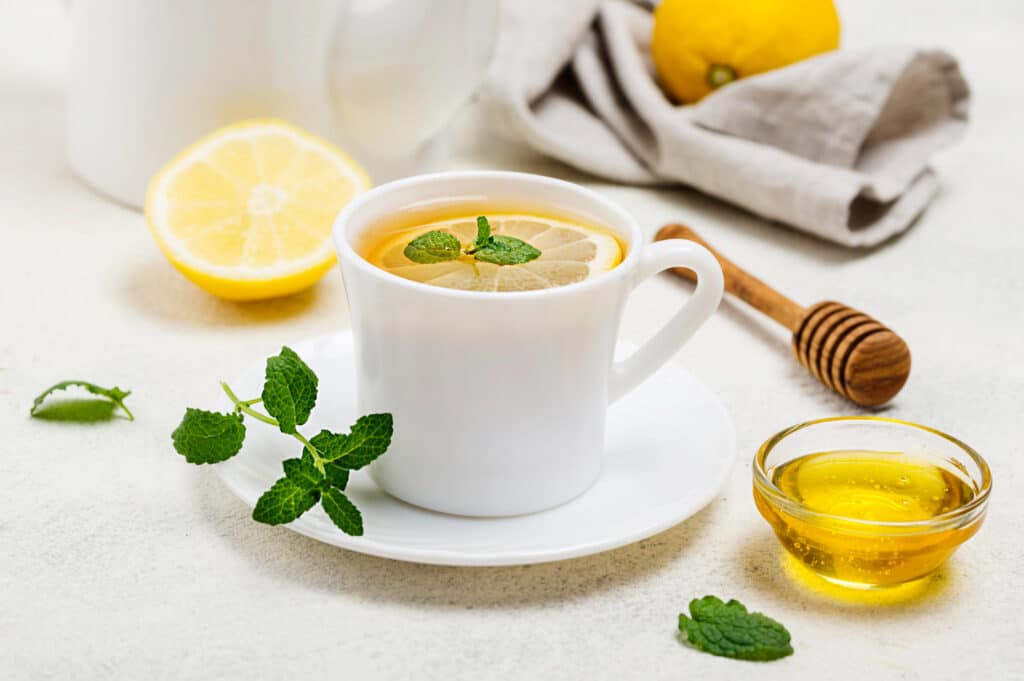 Xícara de chá de limão com mel