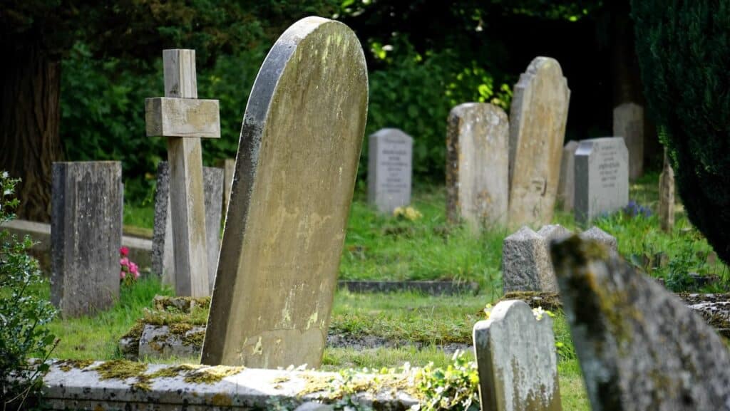 Imagem de lápides em um cemitério 