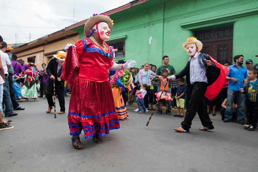 Bonecos de folclore dançando na rua 