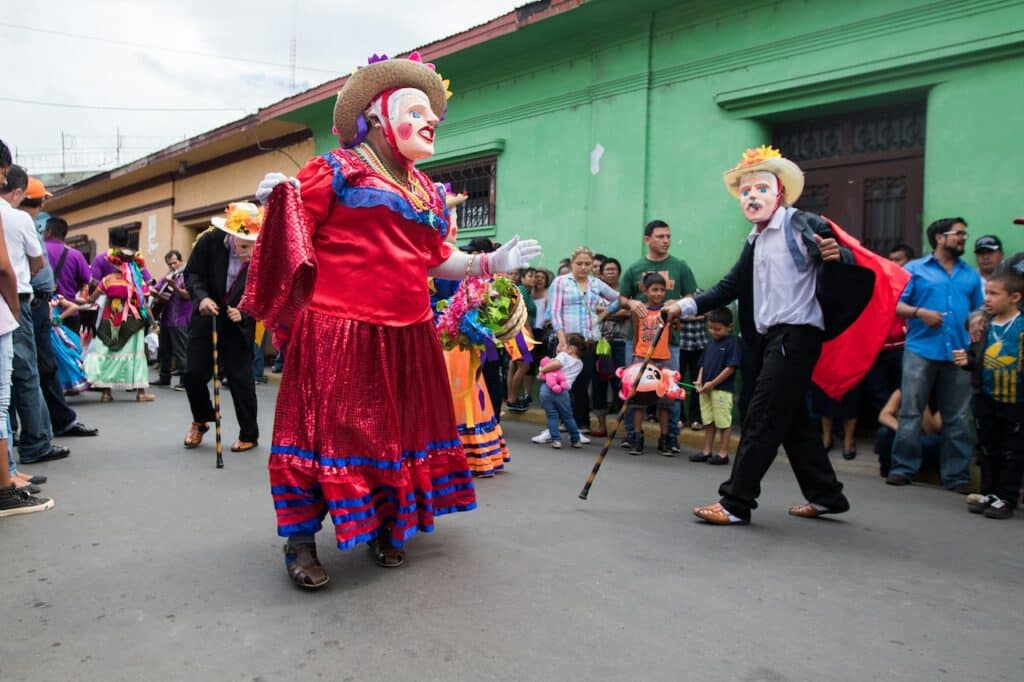 Bonecos de folclore dançando na rua