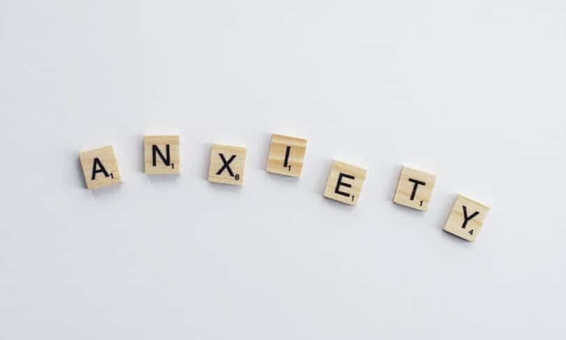cubos com letras formando a palavra "ansiedade"