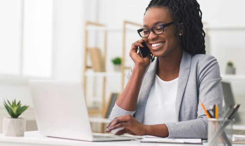 Chefe mulher falando ao telefone com sorriso no rosto