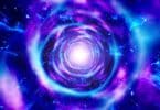 Ilustração de um portal. É um grande buraco no céu, brilhante e cheio de luzes azuis e roxas, como o universo