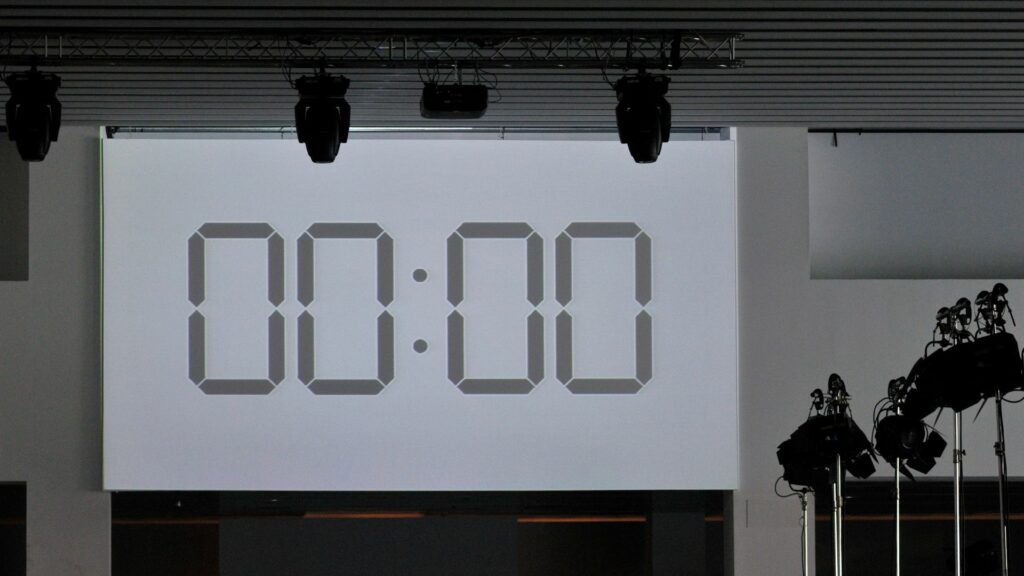 Painel mostrando um relógio com as horas 00:00.