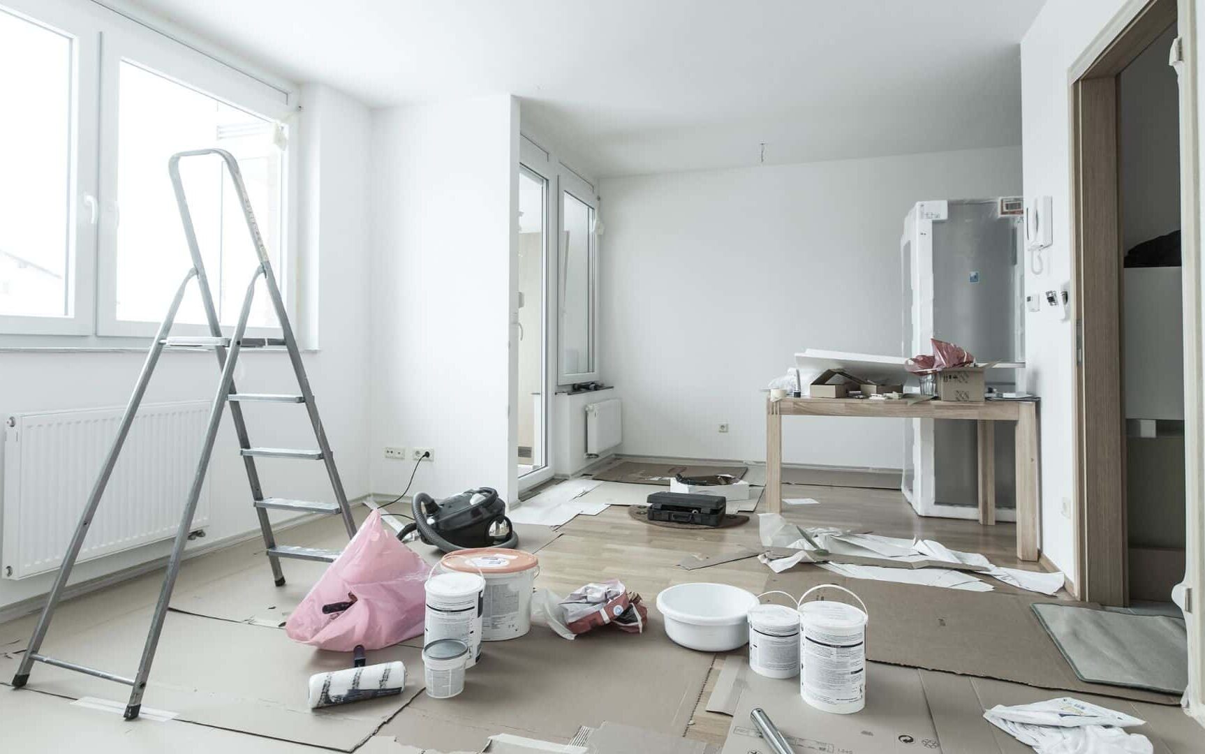 Um interior de uma casa sendo reformado.