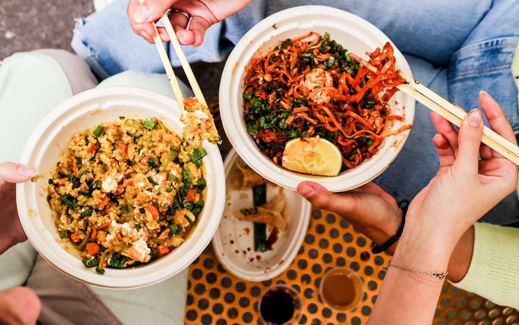 Pessoas comendo uma refeição baseada inteiramente em plantas, frutas e alimentos que não são de origem animal.