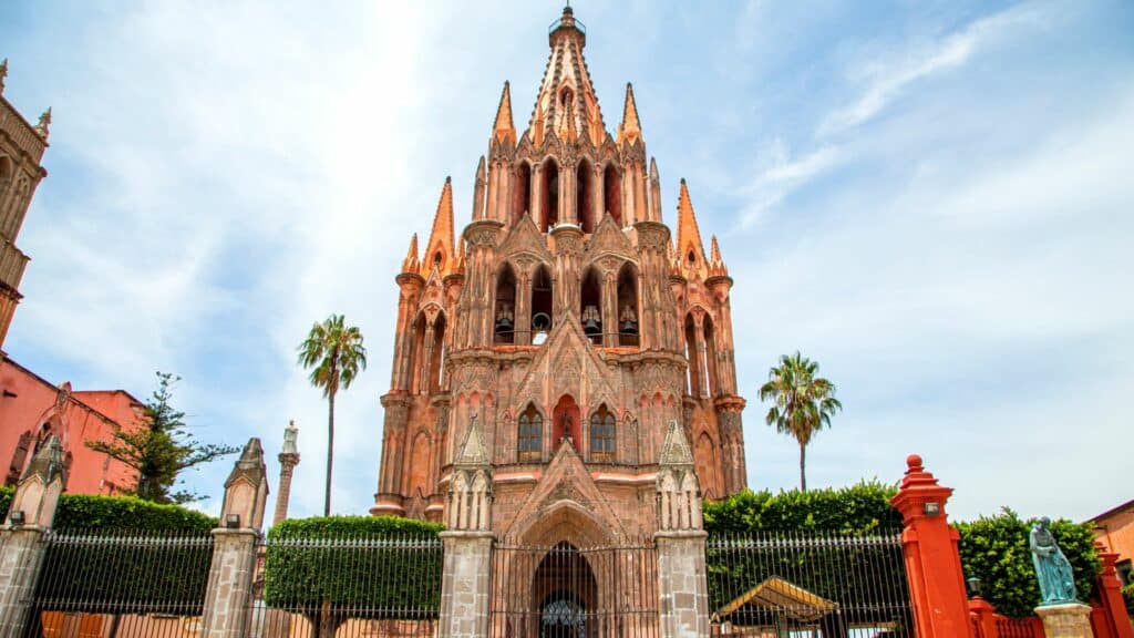 Imagem da cidade de San Miguel Allende, México e uma de suas construções coloniais, parecida com um castelo.