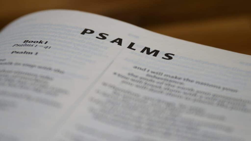 Imagem da Bíblia aberta em Salmos.