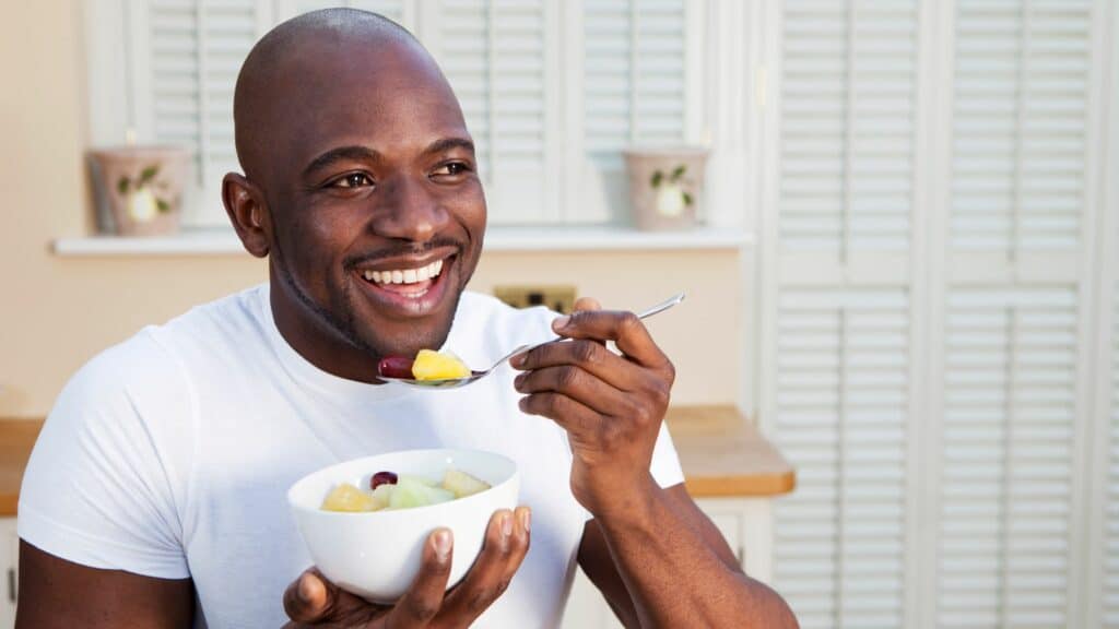 Homem se alimentando de forma saudável