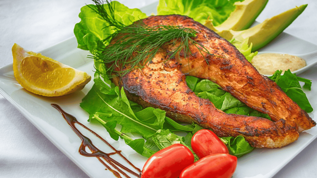Foto de salmão assado com legumes.