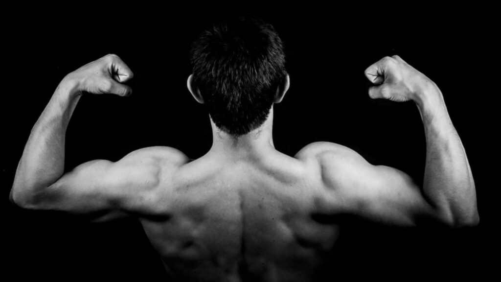 Imagem de um homem de costas mostrando os músculos do braço.