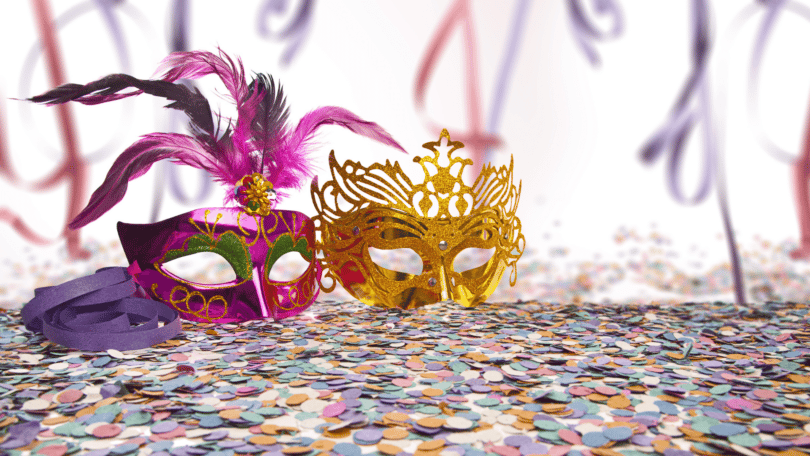 Máscaras de carnaval e confetes no chão