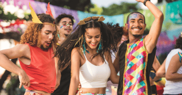 Pessoas curtindo o carnaval brasileiro