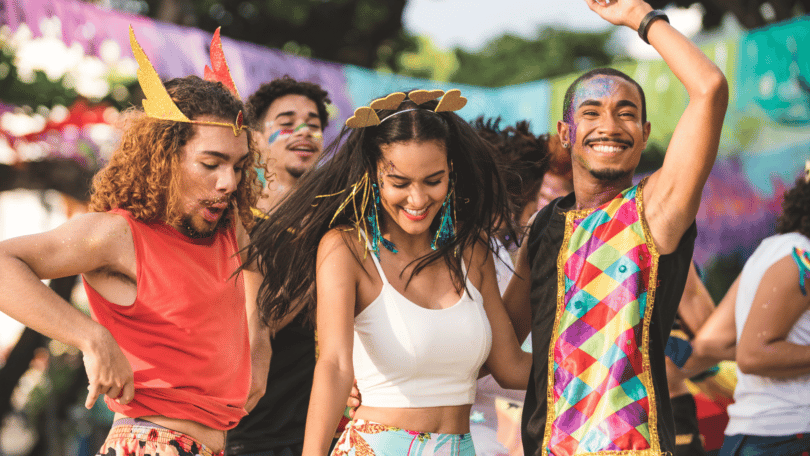 Pessoas curtindo o carnaval brasileiro