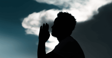 Silhueta de homem orando