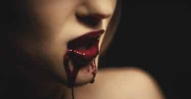 Uma boca sangrando.