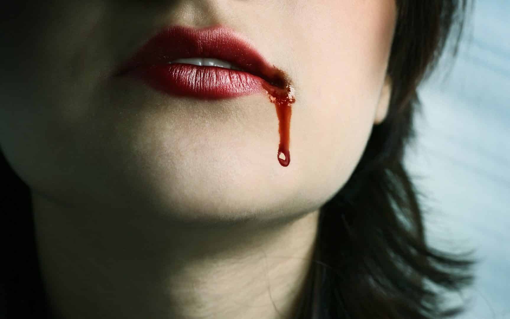 Sonhar com sangue saindo da boca: saiba o que pode ser!