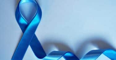 Imagem de uma fita azul, o símbolo da prevenção contra o câncer de próstata