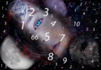 Olho de uma mulher junto com números espalhados pelo Universo
