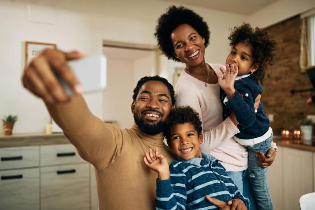 Família negra sorrindo para foto.