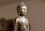 Estátua budista prateada grande