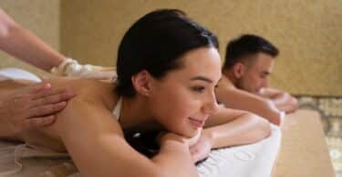 Imagem de um casal recebendo massagem no spa