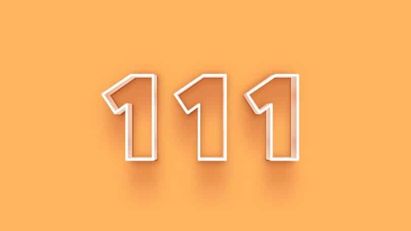 Número 111 em 3D com fundo amarelo.