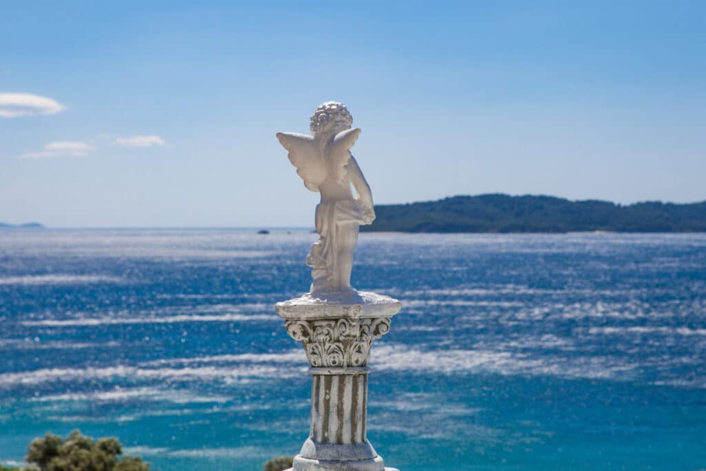 Estátua de anjo em meio a natureza