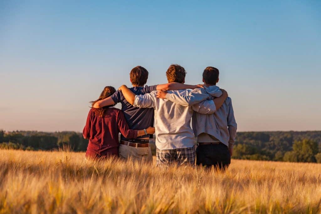 Amigos se abraçando de costas