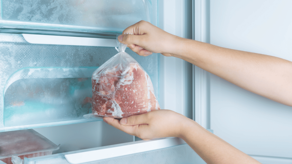 Geladeira com carne vermelha embalada