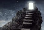 Imagem de uma porta aberta e saindo uma luz dela acima de uma rocha, e uma escada que leva até ela. Ao seu redor o céu a noite, estrelado.